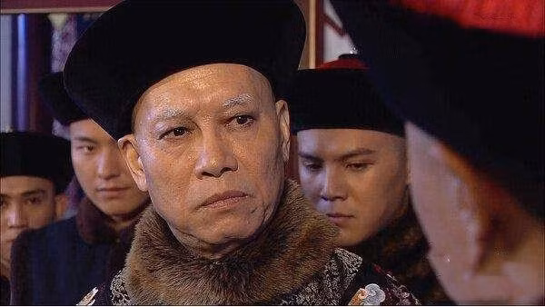 Vì vậy, Tông Ái ngày càng lạm quyền và có những hành động ngông cuồng. Đến năm 452, Thác Bạt Dư nghe quần thần khuyên nên dự định trừ khử Tông Ái.