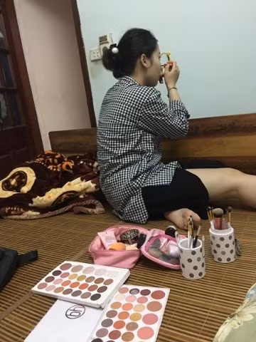 Chang trai mon moi doi ban gai make-up tieng dong ho de… di an dau ngo