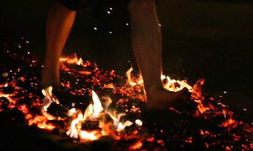 Cũng có giả thuyết nhận định việc đi chân trần trên than hồng giúp thanh lọc cơ thể, xua đuổi điều xui xẻo và mang đến một nguồn sức mạnh bí ẩn.