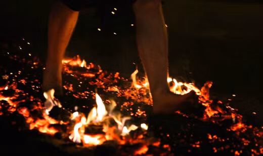 Cũng có giả thuyết nhận định việc đi chân trần trên than hồng giúp thanh lọc cơ thể, xua đuổi điều xui xẻo và mang đến một nguồn sức mạnh bí ẩn.