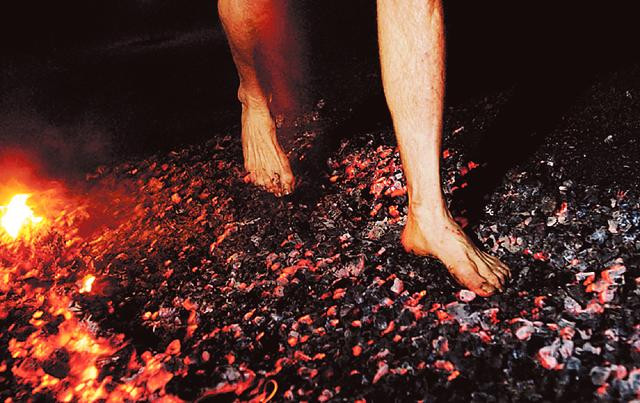 Trước sự việc bí ẩn, rùng rợn này, giới chuyên gia đã vào cuộc tìm hiểu. Theo các chuyên gia, tập tục đi chân trần trên than hồng được con người thực hiện từ khoảng năm 1200 trước Công nguyên.