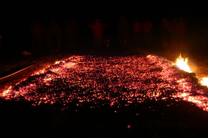 Nghiên cứu của các chuyên gia chỉ ra mỗi bước chân khi đi trên than hồng chưa đến nửa giây sẽ giúp con người không bị bỏng.