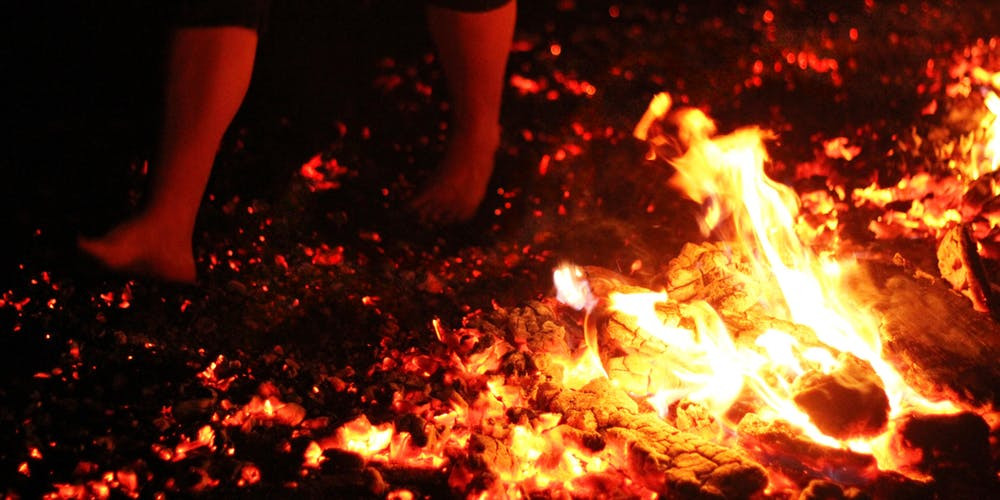 Trong trường hợp bàn chân bị dính một mảnh than đá nóng thì người thực hiện thử thách mạo hiểm có thể bị bỏng hay phồng rộp da.