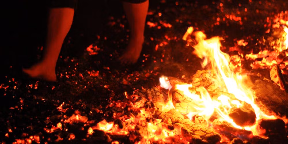 Trong trường hợp bàn chân bị dính một mảnh than đá nóng thì người thực hiện thử thách mạo hiểm có thể bị bỏng hay phồng rộp da.