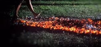 Điều này có nghĩa bạn phải chú ý đến thời gian tiếp xúc giữa bàn chân với than hồng. Theo đó, người đi trên than hồng phải đi bộ thật nhẹ nhàng, nhanh chóng, tránh đứng trên than quá lâu hoặc giẫm mạnh vì chúng có thể khiến bạn bị bỏng.