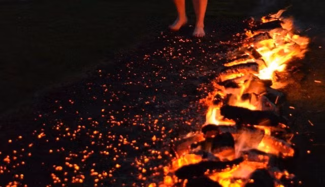 Người xưa thực hiện tập tục, nghi lễ này với mục đích gì là câu hỏi khiến nhiều người tò mò. Một quan điểm cho rằng, tập tục đi chân trần trên than hồng được thực hiện nhằm kiểm tra sức mạnh của một cá nhân, thử thách lòng dũng cảm hay niềm tin tôn giáo của họ.