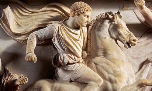 Alexander Đại đế của vương quốc Macedonia được coi là hậu duệ của người anh hùng Hercules. Hercules cũng là người được Alexander Đại đế vô cùng sùng bái và ngưỡng mộ.