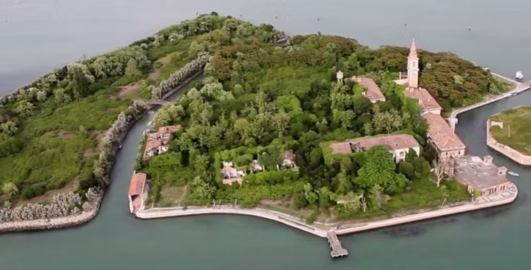 Cụ thể, hòn đảo nhỏ Poveglia có một lịch sử "đen tối". Trên thực tế, Poveglia từng là nơi cách ly những người mắc dịch hạch khi đại dịch "Cái chết đen" bùng phát trên diện rộng ở châu Âu, trong đó có Italy.