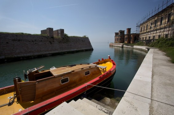 Trong số này có việc có người nghe thấy những âm thanh rùng rợn, thậm chí là bị một thế lực bí ẩn rạch mặt khiến nạn nhân phải khâu tới hàng chục mũi.