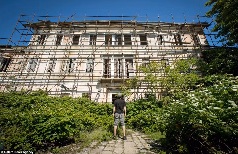 Với quá khứ rùng rợn như vậy, đảo Poveglia bị bỏ hoang trong suốt nhiều năm. Người ta còn cho biết, không chỉ xuất hiện hồn ma, nhiều hiện tượng siêu nhiên bí ẩn khác cũng xảy ra tại hòn đảo này.