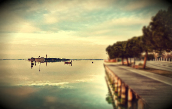 Cho đến nay, những bí ẩn xảy ra trên đảo Poveglia vẫn chưa được giải mã. Thế nhưng, những người mạo hiểm, gan dạ đã đặt chân lên đảo để trải nghiệm những điều kỳ bí. Video: Khó lý giải video "ma" theo người lên taxi (nguồn: VTC14)