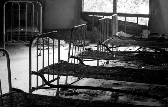 Chưa hết, vào năm 1922, đảo Poveglia là nơi sinh sống của các bệnh nhân tâm thần. Một bác sĩ làm việc trên đảo đã thực hiện thí nghiệm rùng rợn trên cơ thể bệnh nhân như làm phẫu thuật thùy não bằng những dụng cụ như búa, dùi đục...