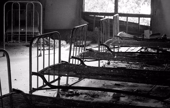 Chưa hết, vào năm 1922, đảo Poveglia là nơi sinh sống của các bệnh nhân tâm thần. Một bác sĩ làm việc trên đảo đã thực hiện thí nghiệm rùng rợn trên cơ thể bệnh nhân như làm phẫu thuật thùy não bằng những dụng cụ như búa, dùi đục...