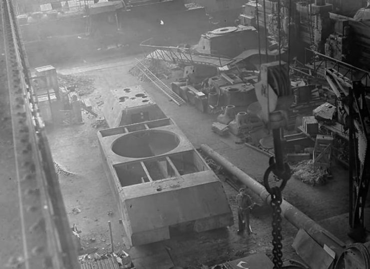 Vũ khí này lần đầu được các nhà khoa học Đức quốc xã công bố và thực hiện từ năm 1943 - 1944. Ban đầu, Panzer VIII Maus được đặt tên là Mammut (tên một loài voi cổ đại khổng lồ).