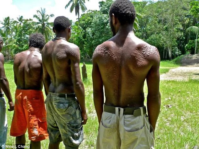 Bộ tôc sống dọc sông Sepik làm như vậy vì tin rằng, vị thần cá sấu sẽ hút hết những điều yếu đuối, trẻ con của một chàng thiếu niên mới lớn khiến họ trở thành người đàn ông thực thụ.