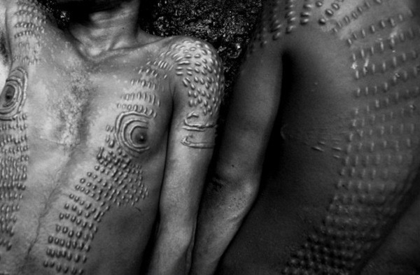 Nam giới bộ tộc Chambri sống dọc sông Sepik ở Papua New Guinea cũng có tập tục riêng để chứng tỏ khí chất nam nhi.