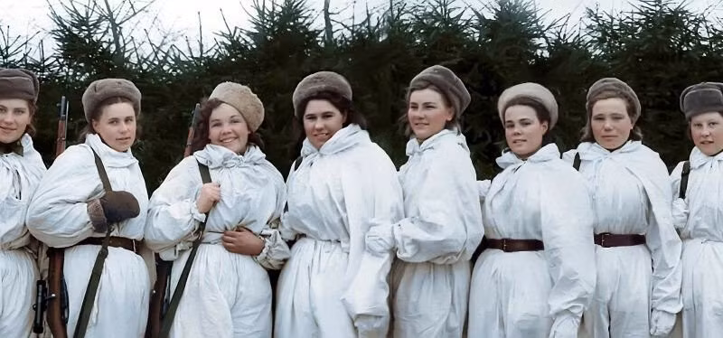 Nhiều phụ nữ gia nhập quân đội Liên Xô để bảo vệ tổ quốc trong Chiến tranh thế giới 2 khi tuổi đời còn khá trẻ. Dù vậy, họ chiến đấu anh dũng, thiện chiến khiến kẻ thù phải khiếp sợ. Video: Bảo tảng đồ cũ thời Liên Xô (nguồn: VTC14)