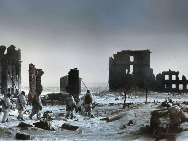 Binh sĩ thuộc quân đội Liên Xô chiến đấu trong điều kiện thời tiết lạnh giá.