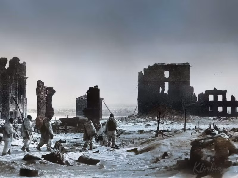 Binh sĩ thuộc quân đội Liên Xô chiến đấu trong điều kiện thời tiết lạnh giá.