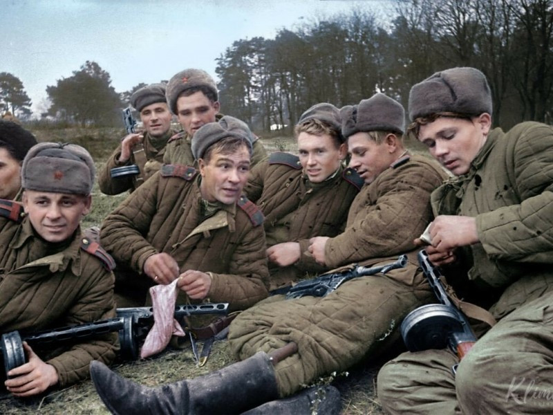 Một nhóm binh sĩ Liên Xô nghỉ ngơi, trò chuyện với nhau khi chiến trường tạm yên tiếng súng.