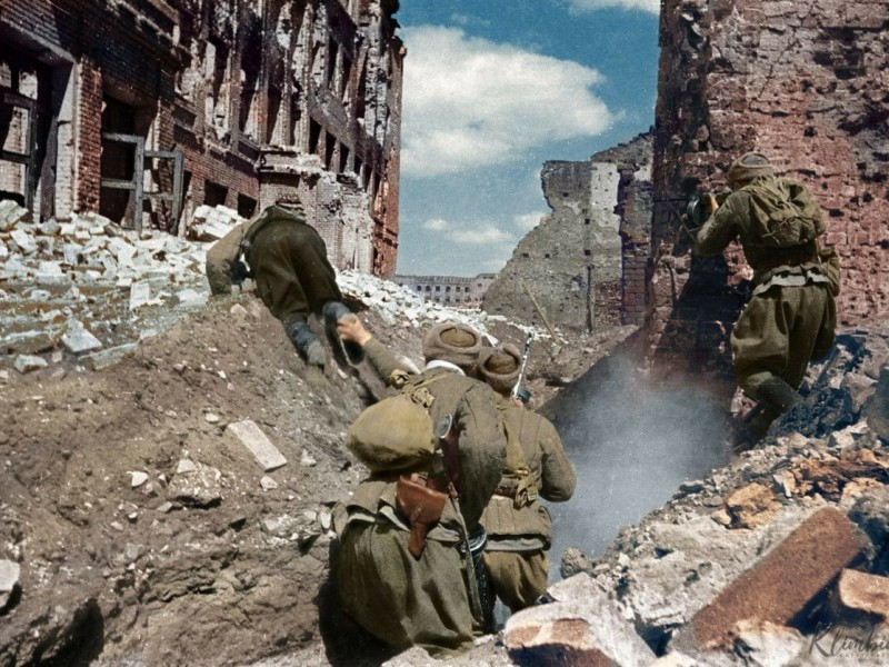 Chiến sĩ Hồng quân Liên Xô trong một cuộc đụng độ với lính Đức quốc xã.