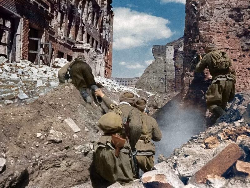 Chiến sĩ Hồng quân Liên Xô trong một cuộc đụng độ với lính Đức quốc xã.