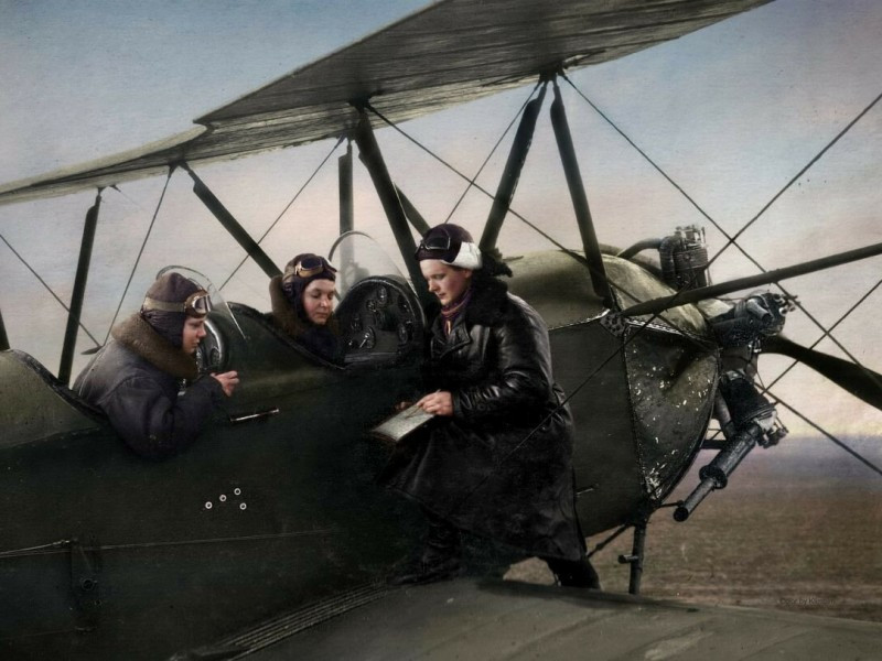 Nữ phi công Liên Xô bàn bạc kế hoạch tác chiến trước khi lên đường làm nhiệm vụ.