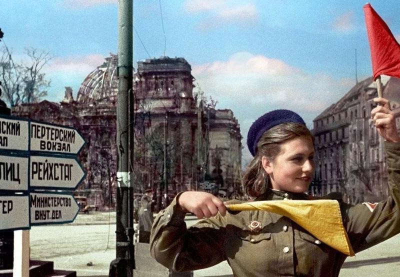 Không chỉ nam giới, các "bóng hồng" Liên Xô cũng góp phần không nhỏ vào cuộc chiến bảo vệ đất nước khi Đức quốc xã xâm lược hồi Thế chiến 2. Theo đó, binh sĩ Liên Xô đồng lòng nhất trí chiến đấu chống quân xâm lược.