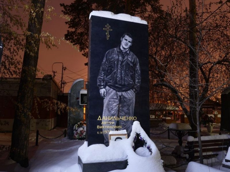 Đa số ngôi mộ có bia mộ làm từ đá granit khổng lồ.