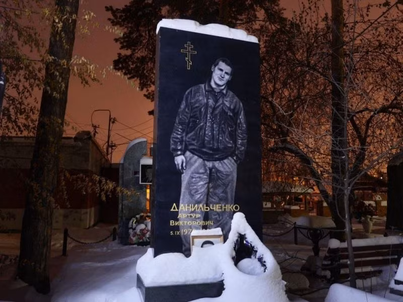 Đa số ngôi mộ có bia mộ làm từ đá granit khổng lồ.