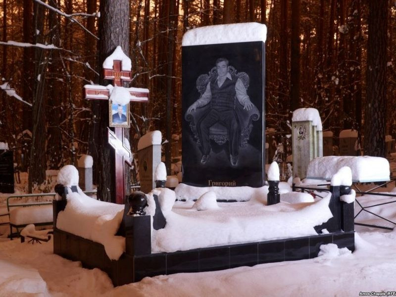 Tuy nhiên, khác với bia mộ thông thường chỉ ghi tên tuổi, năm sinh, năm mất của người chết, những ngôi mộ tại nghĩa trang ở Yekaterinburg gây chú ý với hình ảnh chân dung cỡ lớn.