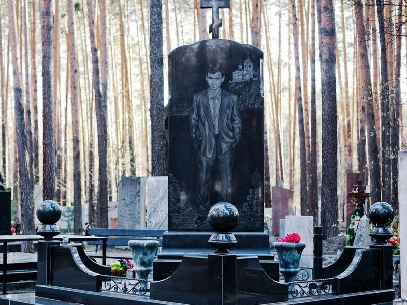 Không những vậy, nhiều ngôi mộ được xây dựng vô cùng bề thế với kích thước lớn và được trang trí công phu.