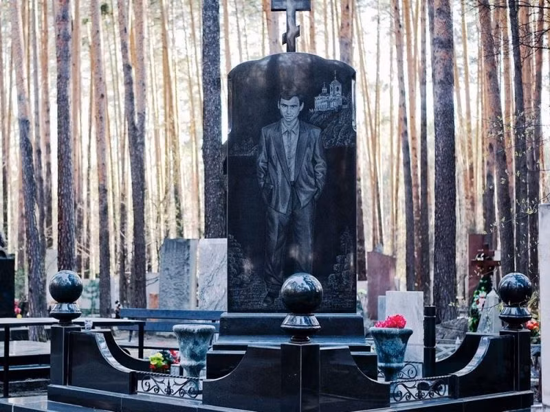 Không những vậy, nhiều ngôi mộ được xây dựng vô cùng bề thế với kích thước lớn và được trang trí công phu.