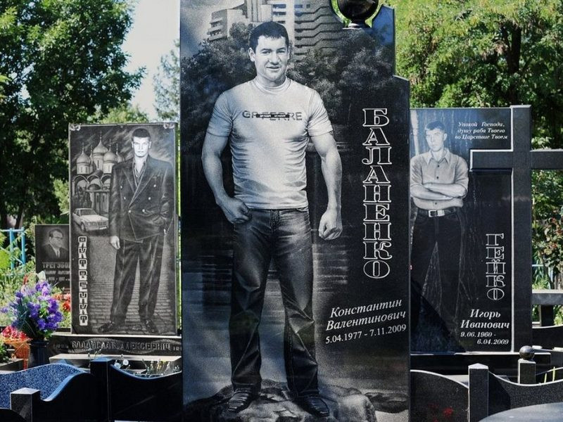 Những bức chân dung khổng lồ được dùng làm bia mộ trong nghĩa trang ở Yekaterinburg.