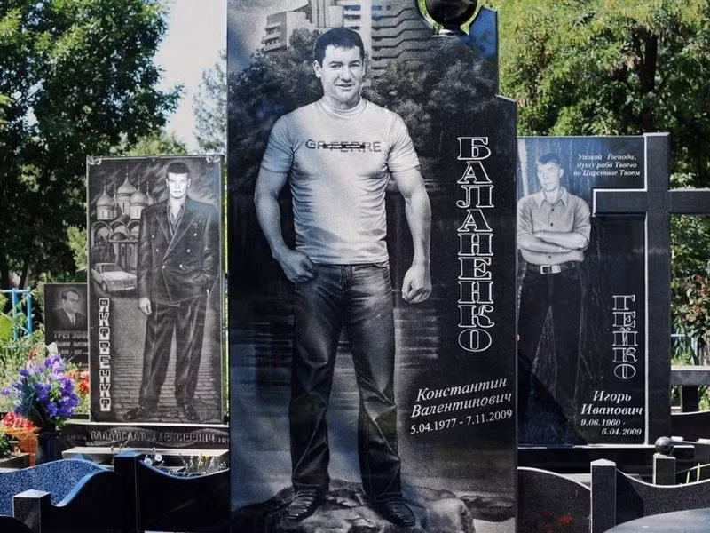 Những bức chân dung khổng lồ được dùng làm bia mộ trong nghĩa trang ở Yekaterinburg.