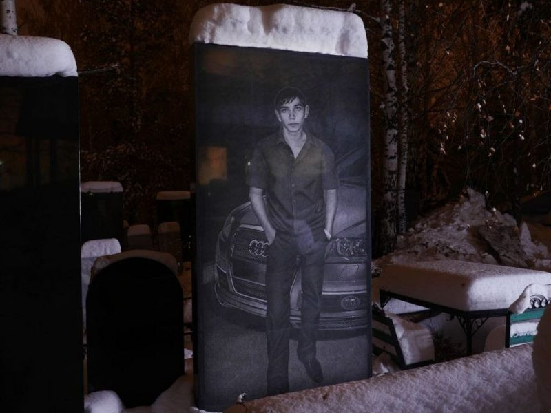 Do vậy, khi đến nghĩa trang ở Yekaterinburg, nhiều người cảm thấy như đang nhìn thấy một... triển lãm ảnh.