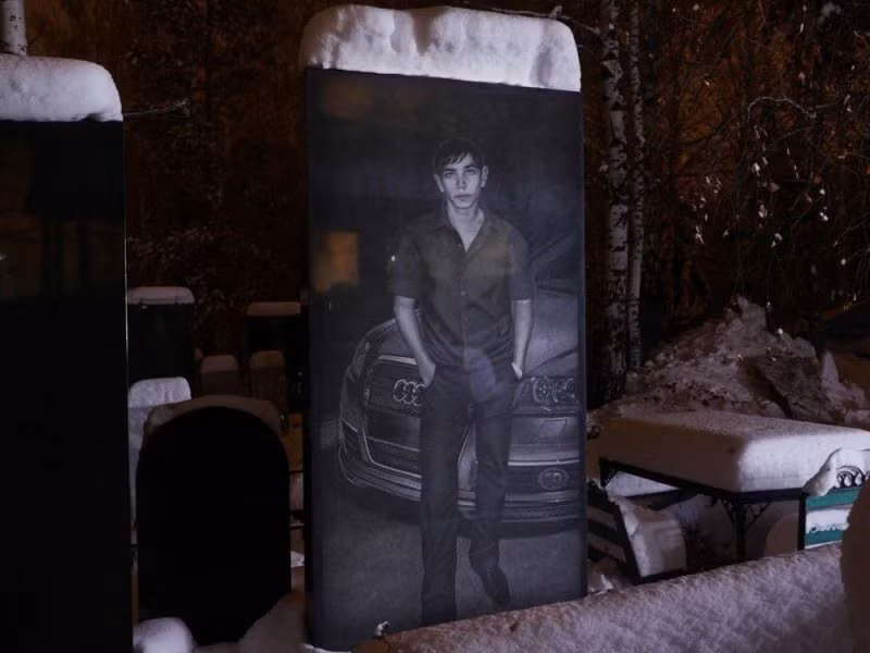 Do vậy, khi đến nghĩa trang ở Yekaterinburg, nhiều người cảm thấy như đang nhìn thấy một... triển lãm ảnh.