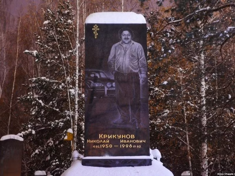 Nhiều ngôi mộ trong nghĩa trang được trang trí xung quanh bằng những cây thông.