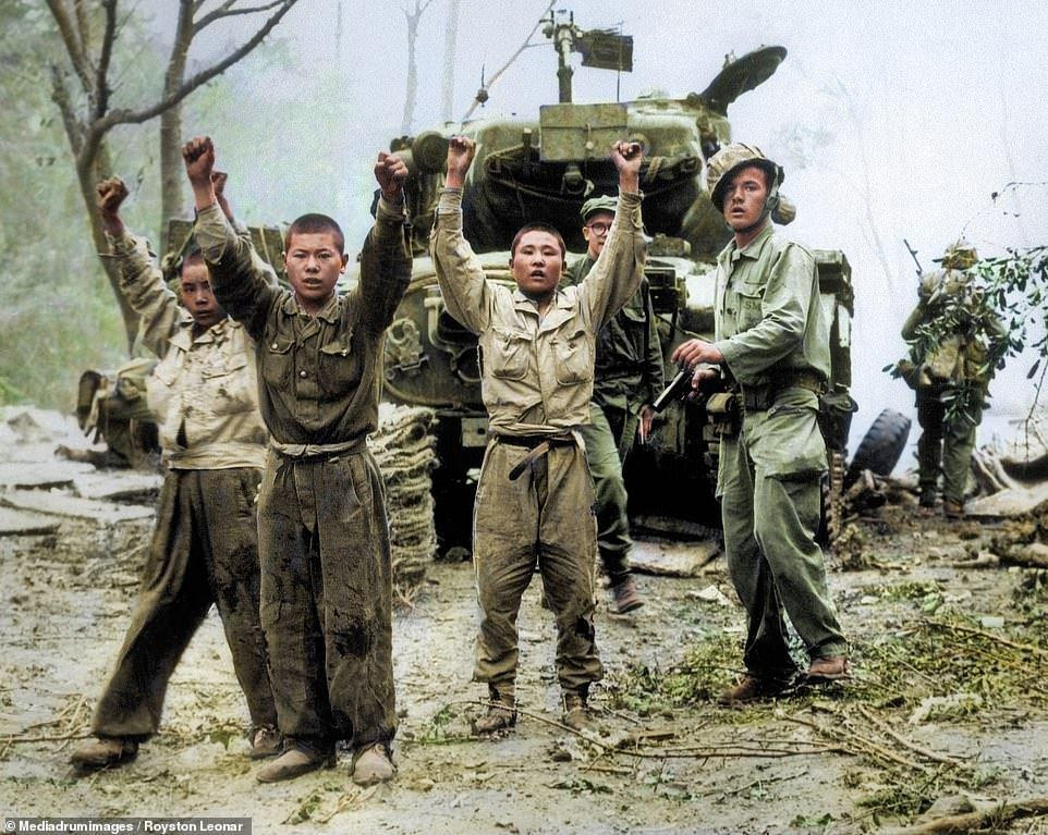 Lính thủy đánh bộ Mỹ bắt được một nhóm lính trẻ của Triều Tiên trong một cuộc phục kích ngày 20/9/1950.
