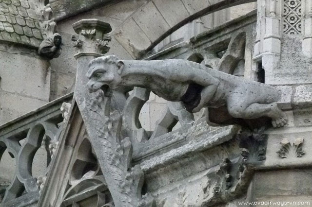 Theo các chuyên gia, không chỉ được tạo ra để xua đuổi ma quỷ và nhắc nhở kẻ tội đồ rằng địa ngục đang chờ họ những tượng hình đầu thú trên còn có tác dụng khác.