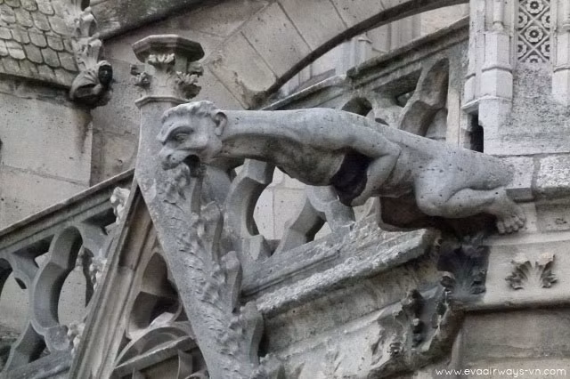 Theo các chuyên gia, không chỉ được tạo ra để xua đuổi ma quỷ và nhắc nhở kẻ tội đồ rằng địa ngục đang chờ họ những tượng hình đầu thú trên còn có tác dụng khác.