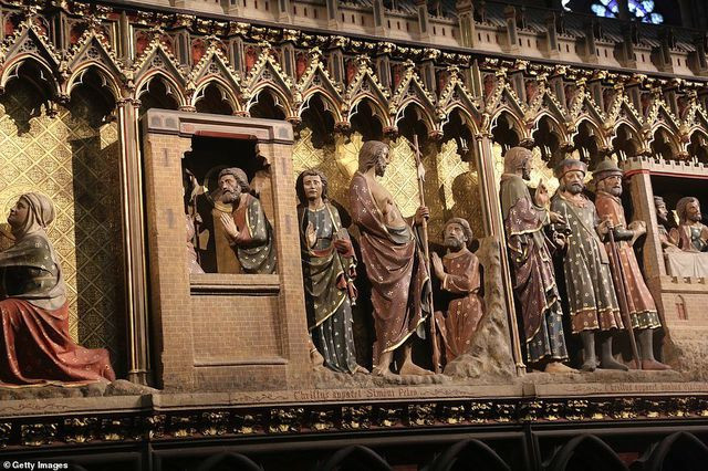 Một bí mật khác về nhà thờ Đức Bà Paris là quá trình xây dựng công trình này do những nghệ nhân, nhân công có tay nghề cao thực hiện. Họ được trả lương đầy đủ. Tuy nhiên, để nhận được tiền công từ nguồn tài chính của nhà thờ, các nghệ nhân, công nhân cần phải tạo ra dấu ấn riêng của bản thân để chứng minh rằng họ đã làm những phần đó.