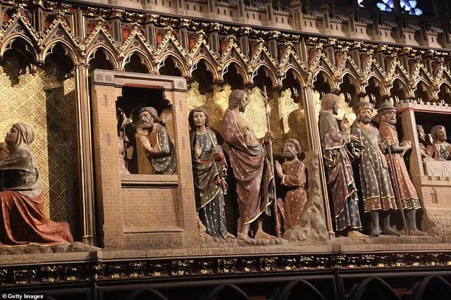 Một bí mật khác về nhà thờ Đức Bà Paris là quá trình xây dựng công trình này do những nghệ nhân, nhân công có tay nghề cao thực hiện. Họ được trả lương đầy đủ. Tuy nhiên, để nhận được tiền công từ nguồn tài chính của nhà thờ, các nghệ nhân, công nhân cần phải tạo ra dấu ấn riêng của bản thân để chứng minh rằng họ đã làm những phần đó.