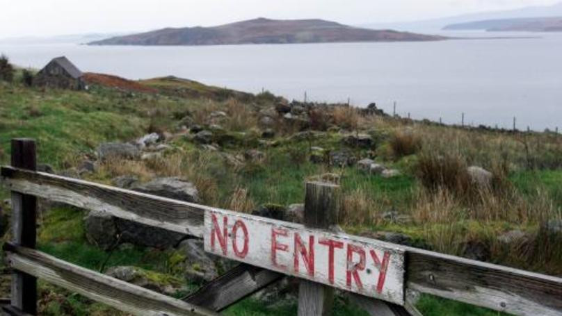 Mức độ ô nhiễm vi khuẩn than tại đảo Gruinard ở mức cao. Sau vài thập kỷ, mức độ trên không có dấu hiệu giảm đi. Phải đến năm 1981, sự thật rùng rợn về đảo Gruinard được phơi bày trước công chúng.