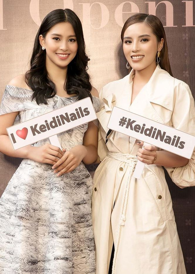 Mới đây, Hoa hậu Kỳ Duyên đã chính thức khai trương tiệm nail của mình sau một thời gian hoạt động. Rất nhiều đàn em đã tới chúc mừng cô, trong đó có Hoa hậu Tiểu Vy.