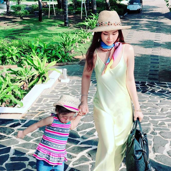 Á hậu Diễm Trang khoe ảnh đáng yêu bên con gái và úp mở về việc sắp sinh con thứ hai.