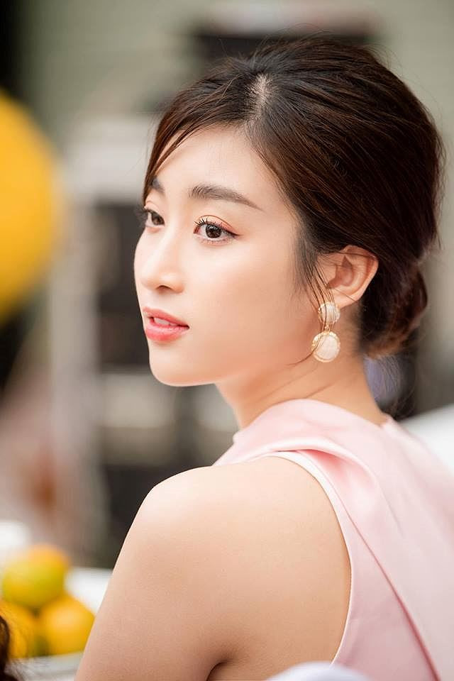 Cô chọn cách trang điểm với tông nude để tôn lên nét đẹp dịu dàng, trong sáng.