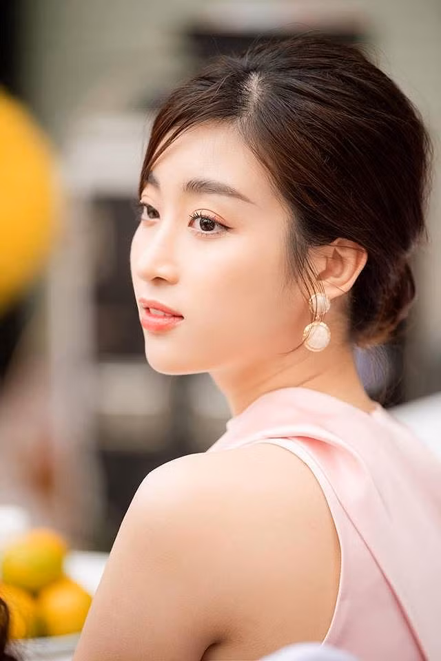 Cô chọn cách trang điểm với tông nude để tôn lên nét đẹp dịu dàng, trong sáng.