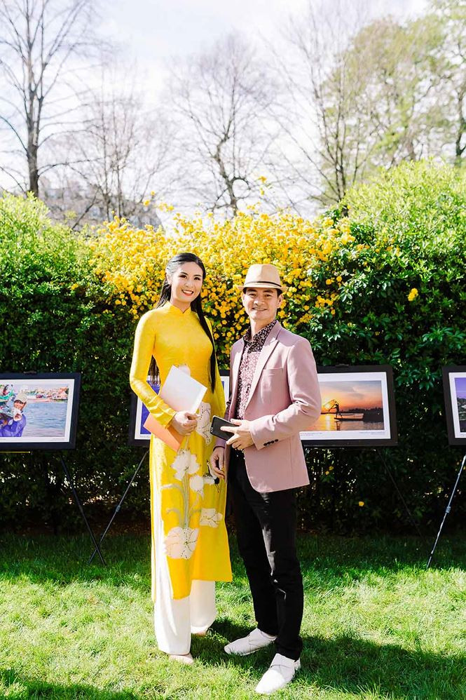 Hoa hậu Việt Nam 2010 còn được mời làm khách giao lưu trong buổi tòa đàm về lĩnh vực văn hóa - nghệ thuật, cùng chia sẻ những trăn trở với việc giữ gìn văn hóa truyền thống trong cuộc sống hiện đại.