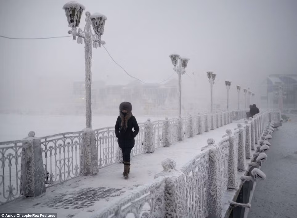 Thêm nữa, dân làng Oymyakon sống trong bóng tối 21 giờ một ngày với nhiệt độ trung bình -58 độ. Do không trồng được rau nên chế độ ăn của người dân nơi đây thường là cá đông lạnh và thịt tuần lộc.